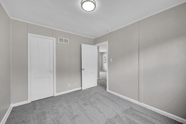 Building Photo - $1,150 - 2 Bed, 1 Bath Updated Unit in She...