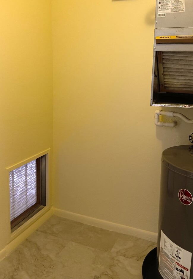 Building Photo - Location is great with this spacious 2-bed...
