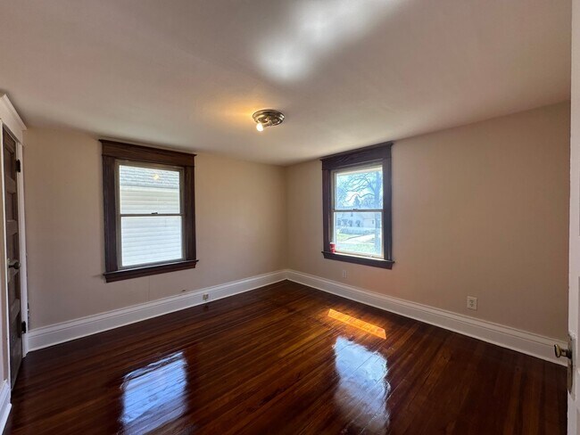 Building Photo - SINGLE FAMIKY FOR RENT IN MAPLEWOOD LOCATION !