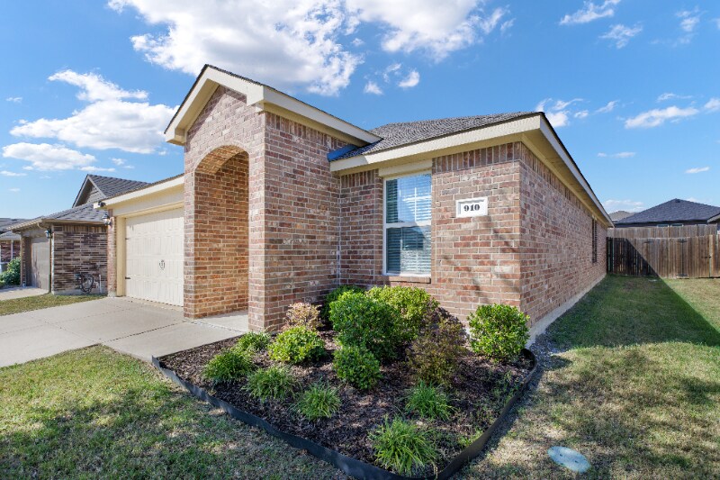 Building Photo - 910 Amber St