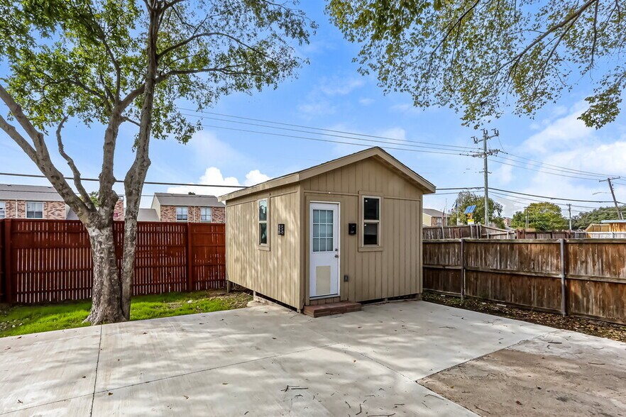 Building Photo - 2618 San Saba St