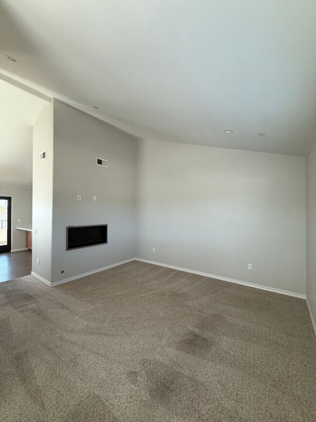Building Photo - Updated 2 Bedroom/ 2 Bathroom Duplex in Coffee Park!