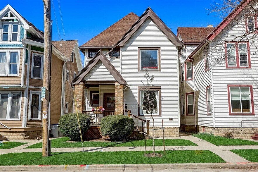 Exterior - 1512 E Irving Plz