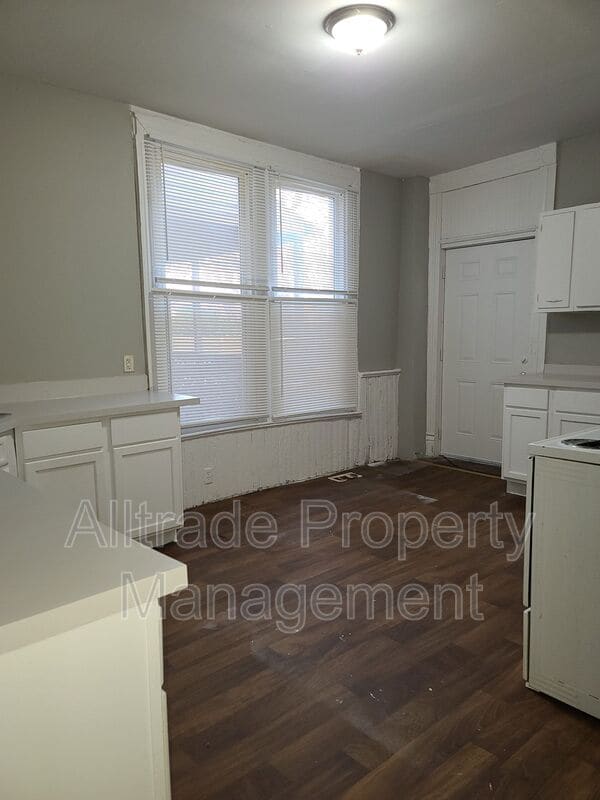 Building Photo - 1312 S Floyd St
