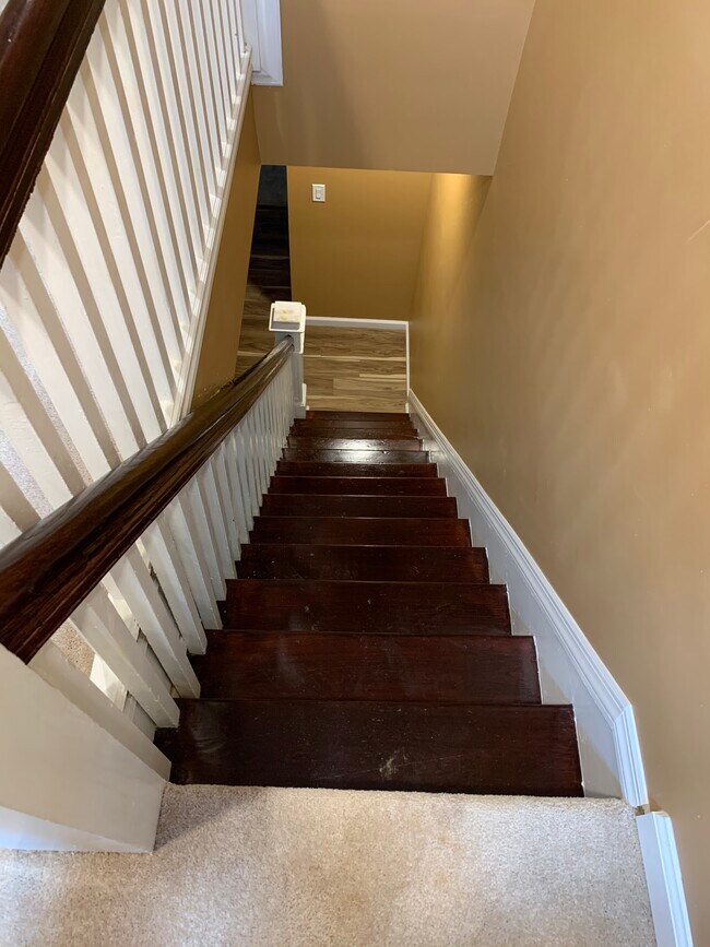 Building Photo - 410 W Maple Ave