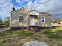 Building Photo - Welcome to this charming 2 bedroom, 1 bath...