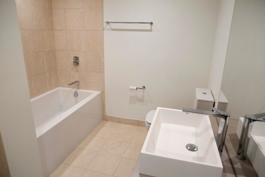 Building Photo - 1000 Brickell Plz