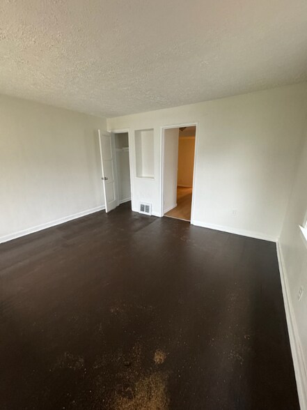 Building Photo - 240 E Siebenthaler Ave