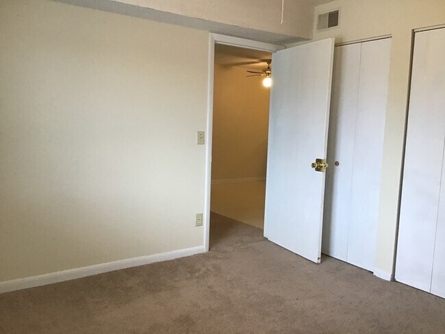 Building Photo - 2 Bedroom Condo in Eagles Landing!