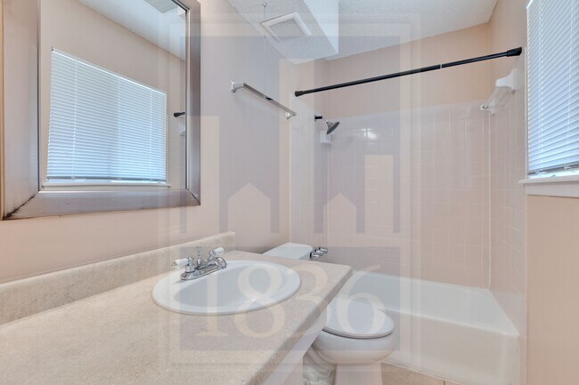 Building Photo - 8701 Clarewood Dr