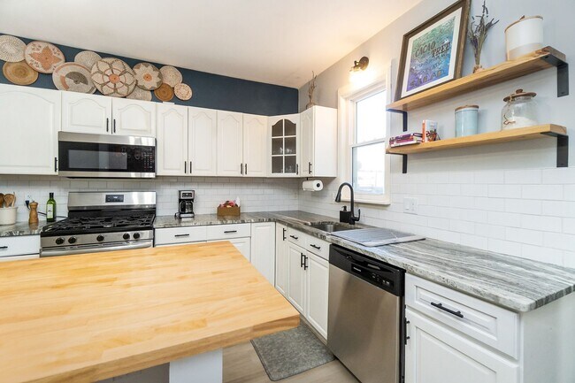 Building Photo - 3 BED · 1.5 BATH · MODERN INDUSTRIAL · AVA...