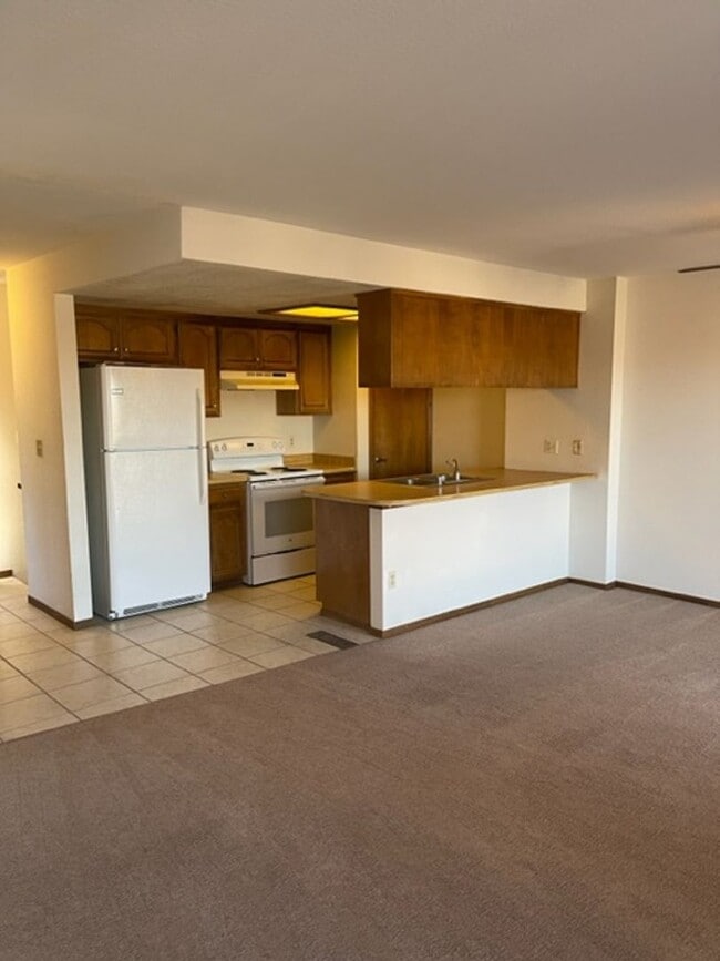 Building Photo - Redding townhome close to shopping with 1 car garage