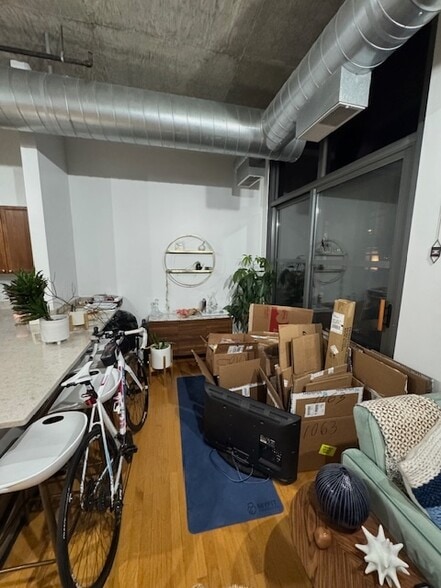 Building Photo - 900 N Kingsbury St