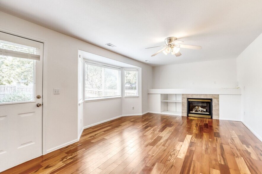 Building Photo - 1633 Deerwood Dr