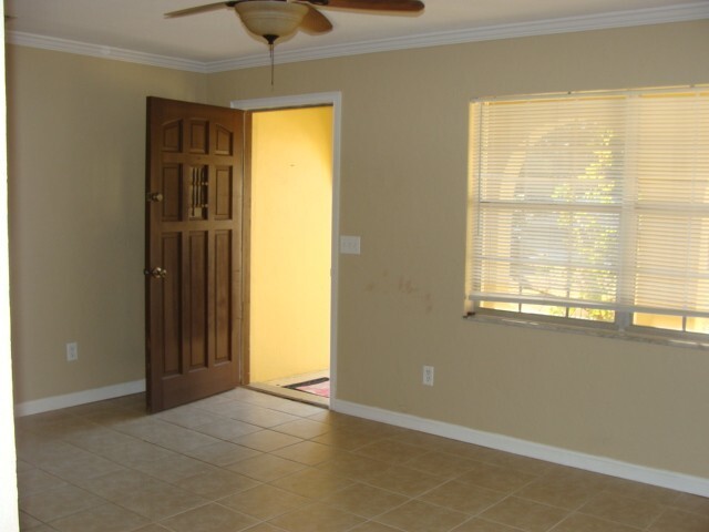 Building Photo - 2 Bedroom 1 bath DEBARY DUPLEX