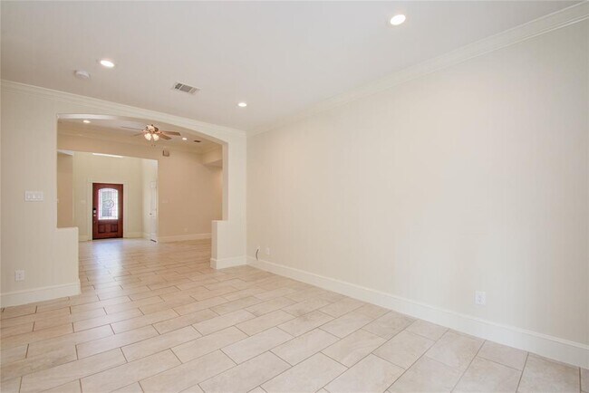 Building Photo - 10572 Twin Oak Dr