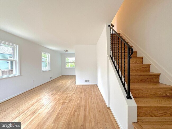 Building Photo - 5700 Fenwick Dr