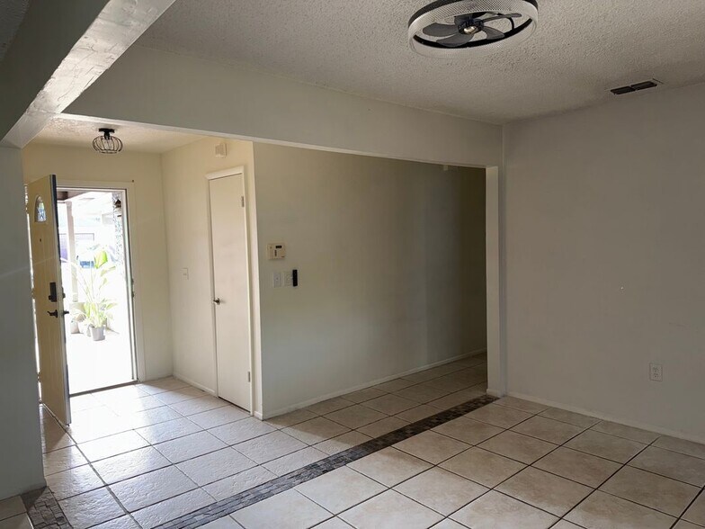 Building Photo - 1310 Cinnamon Way W