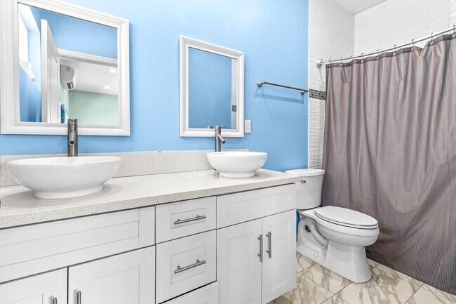 Building Photo - Upgraded 5 bedroom, 3 bath home