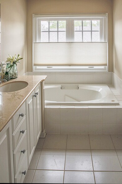 Master Bath Tub - 1114 Hyde Ln