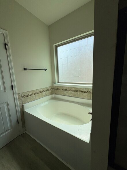 Master bathroom - 505 Cranberry Cir