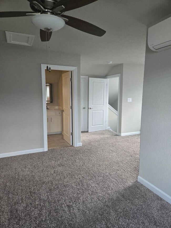 Building Photo - Beautiful model home end unit