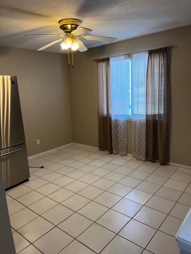 Building Photo - 3 Bedroom Comfort