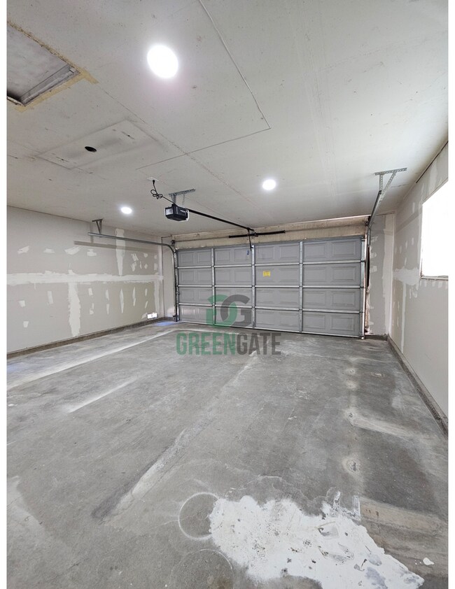 Building Photo - 901 Valente Way