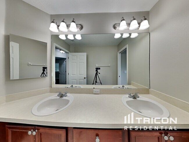 Building Photo - 3542 Oak Brook Ln