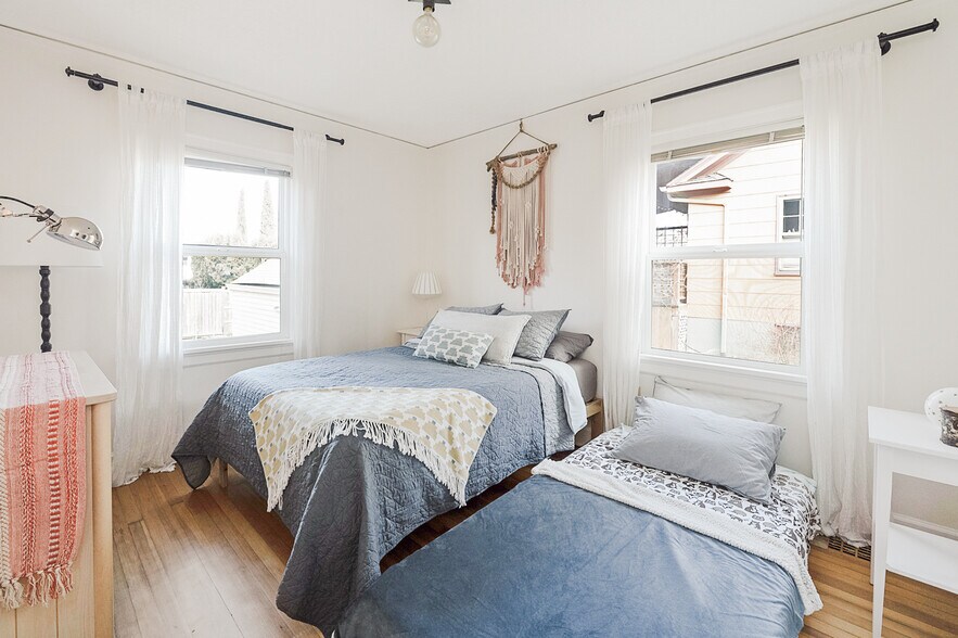 Building Photo - 2323 SE Pine St