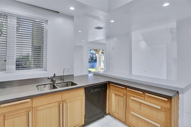 Building Photo - 21032 NE 32nd Ave