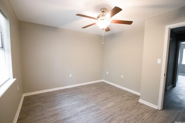 Building Photo - 1800 Labette Manor Dr