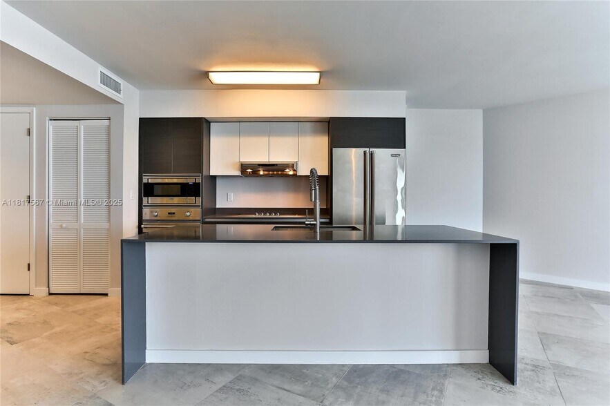 Building Photo - 9821 E Bay Harbor Dr