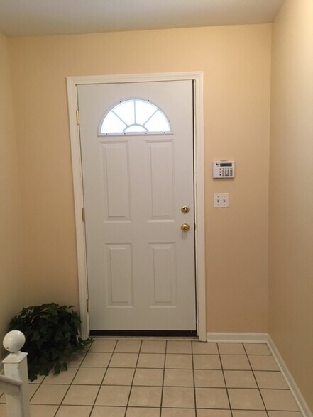 Building Photo - 1376 Village Dr