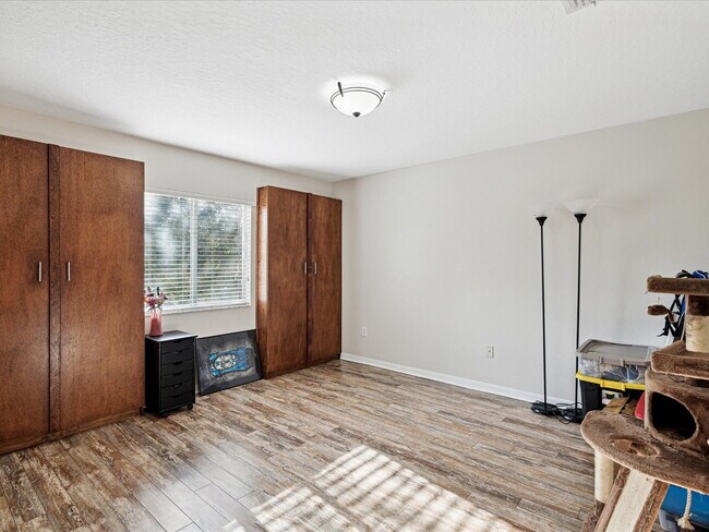 Building Photo - "Charming 3-Bed, 3-Bath Haven with 1810 Sq...