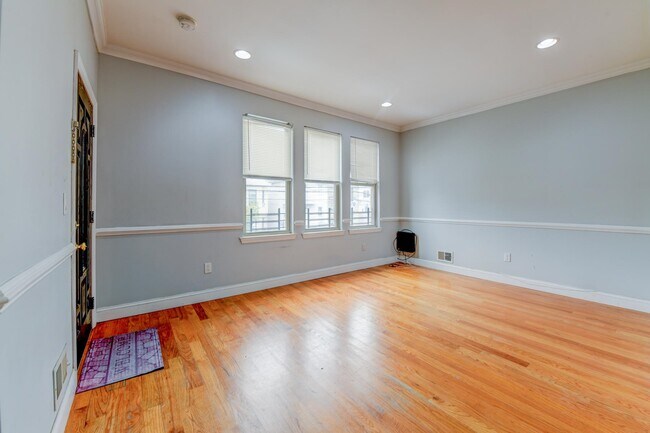 Building Photo - 572 Liberty Ave