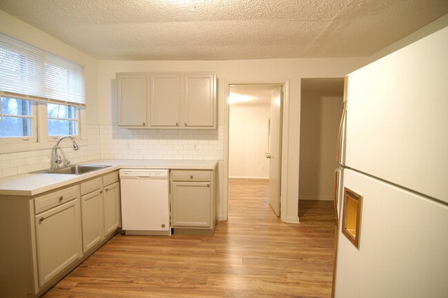 Building Photo - Cottage Style Home Super Close to Downtown!