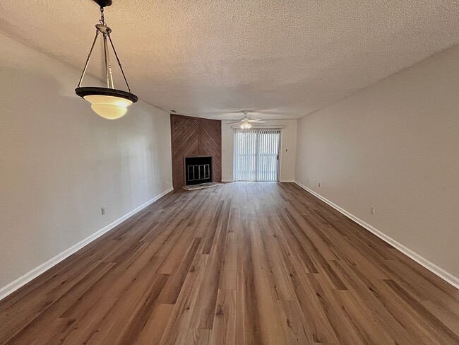Building Photo - Gorgeous Condo right off Shore Dr, a stree...