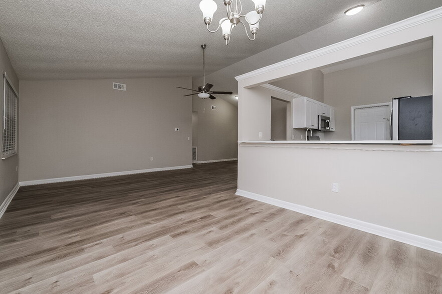 Building Photo - 7964 Putnam Cir
