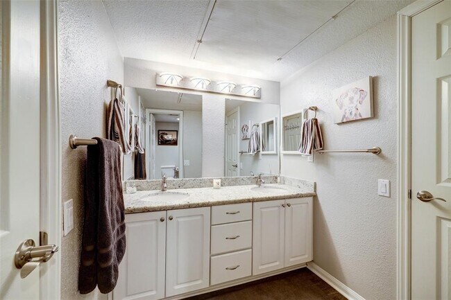 Building Photo - 1860 White Oak Dr