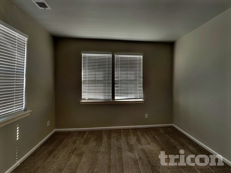 Building Photo - 624 Nora Ln