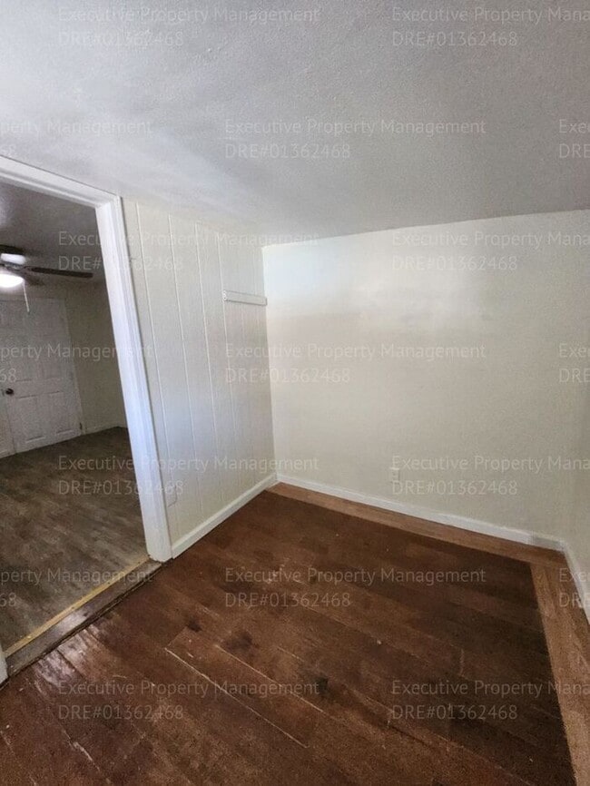Building Photo - 3 bedroom/ 2 bathroom home