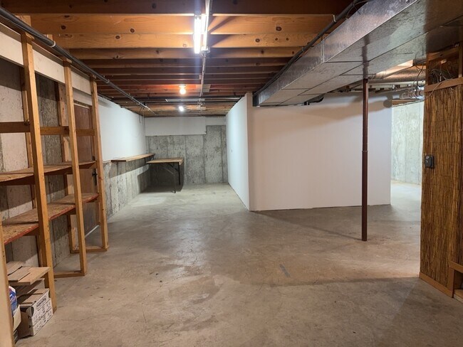 Building Photo - 3829 Eastway Dr