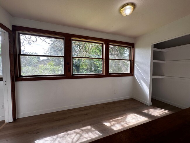 Building Photo - 3 Bedroom 2 Bath Single Family house with ...