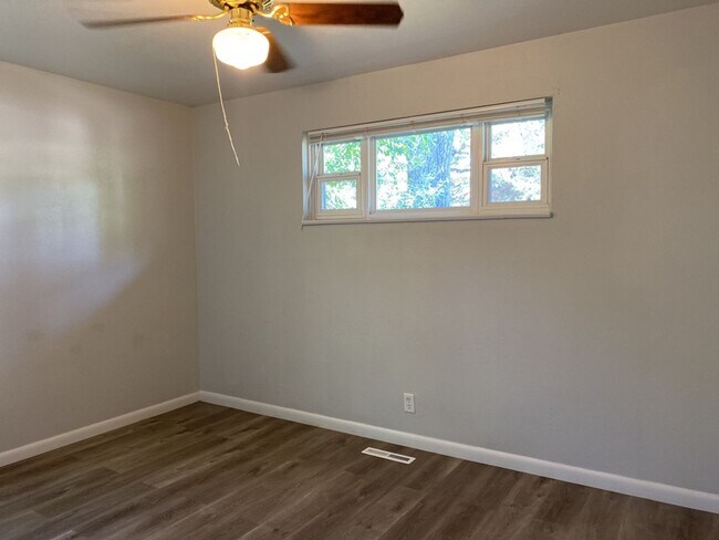 Building Photo - 3 Bed 1 Bath w/ 1 car garage West-Side Fort Collins Ranch