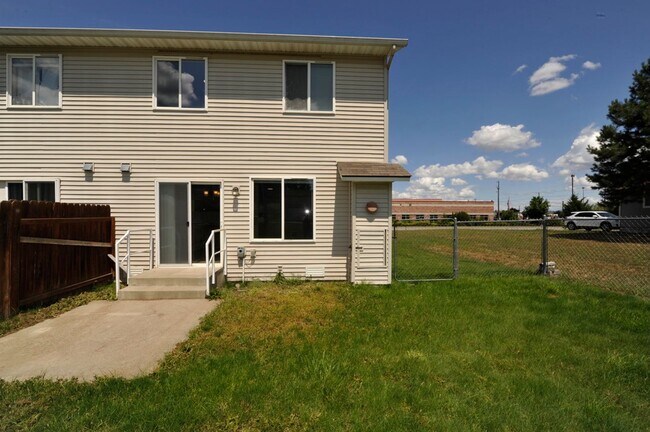 Building Photo - 3 bed 2 bath townhome