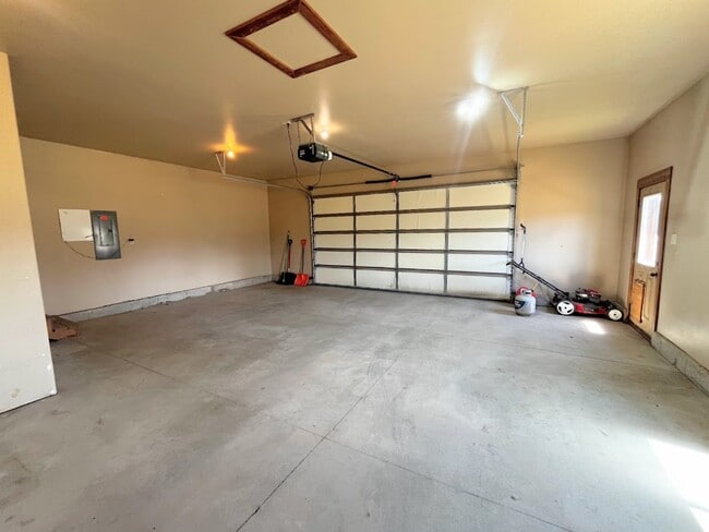 Building Photo - Charming Home with Open Floor Plan & Pet-Friendly Yard – Prime Location!