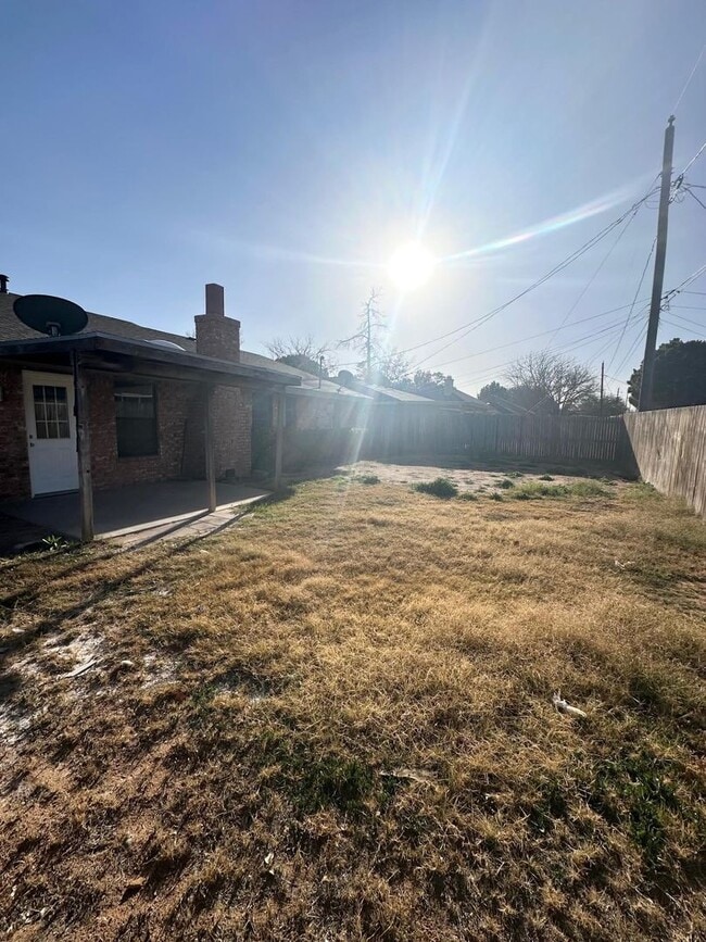 Building Photo - 3 Bedroom 2 Bathroom Available ASAP!