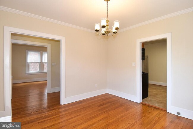 Building Photo - 930 N Danville St