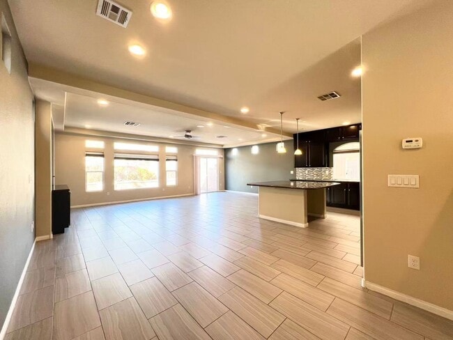 Building Photo - Beautiful 2 story single house